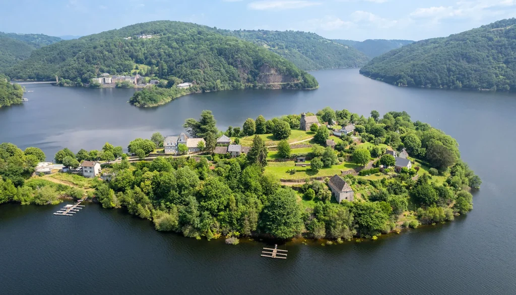 Presqu'île de Laussac - Lac de Sarrans